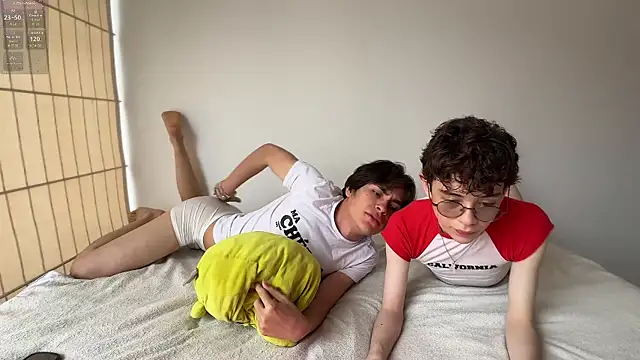 Snapshot of mapleg chatting on 12, 10, 2025 mapleg online show from 12, 10, 2025