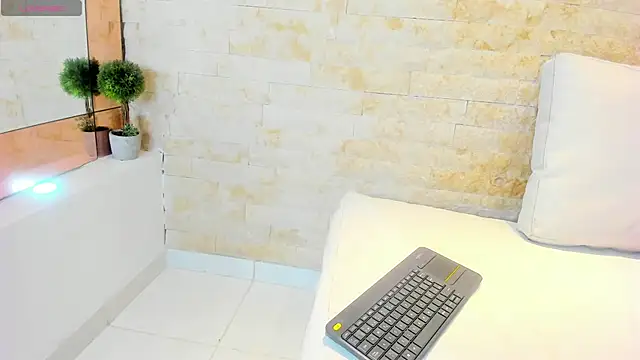 mia roldan  online show from 15, 2, 2025