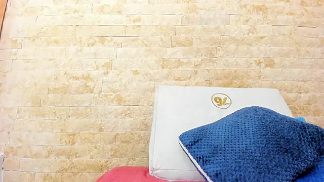 mia roldan  online show from 2, 12, 2025