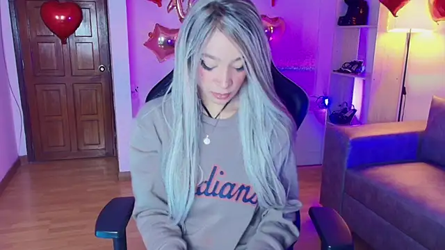 EmmaJhonnsson online show from 4, 2, 2025