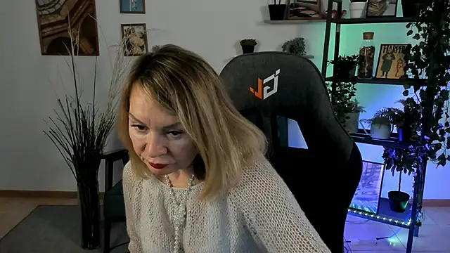 RosalindaFortuna online show from 4, 1, 2025