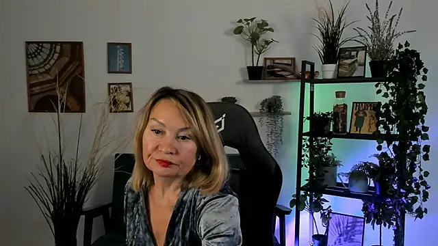 RosalindaFortuna online show from 4, 1, 2025