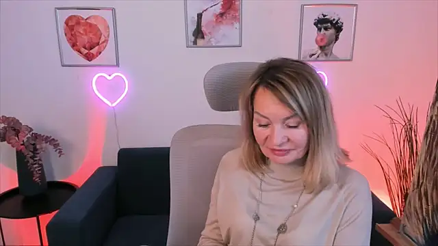 RosalindaFortuna online show from 9, 1, 2025