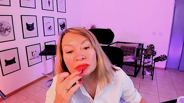 RosalindaFortuna online show from 10, 2, 2025