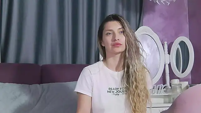 Snapshot of JustEmma chatting on 5, 2, 2025 JustEmma online show from 5, 2, 2025
