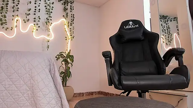 emmaTorres1 online show from 11, 9, 2025