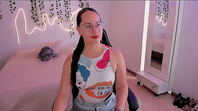 emmaTorres1 online show from 6, 10, 2025