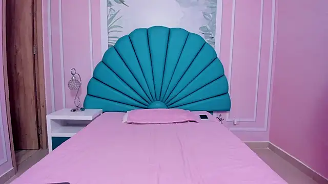 Daphne Fox  online show from 12, 1, 2025