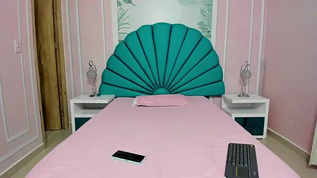 Daphne Fox  online show from 13, 1, 2025