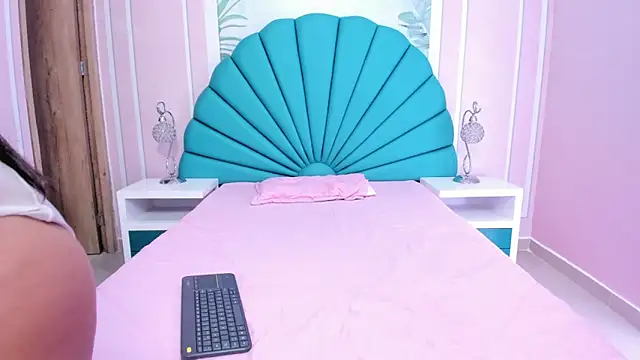 Daphne Fox  online show from 15, 1, 2025