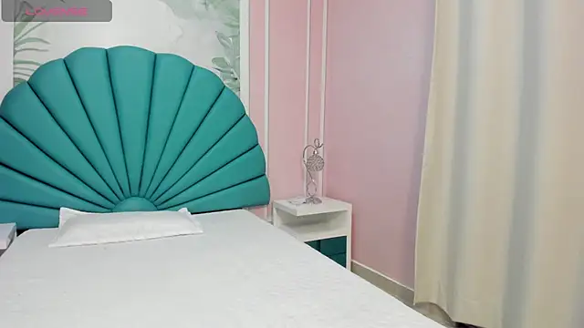 Daphne Fox  online show from 4, 2, 2025