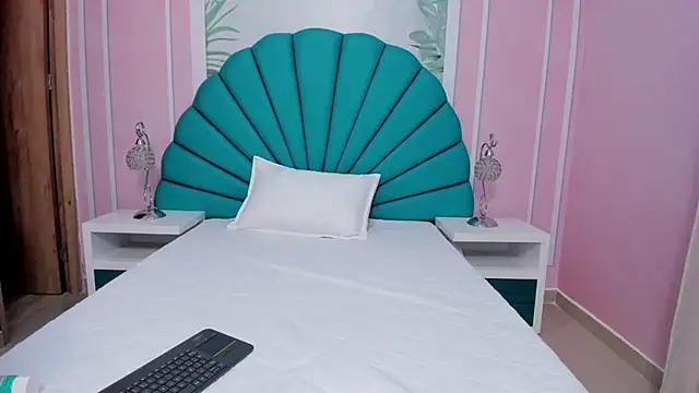 Daphne Fox  online show from 22, 2, 2025