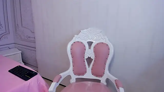 Daphne Fox  online show from 4, 3, 2025