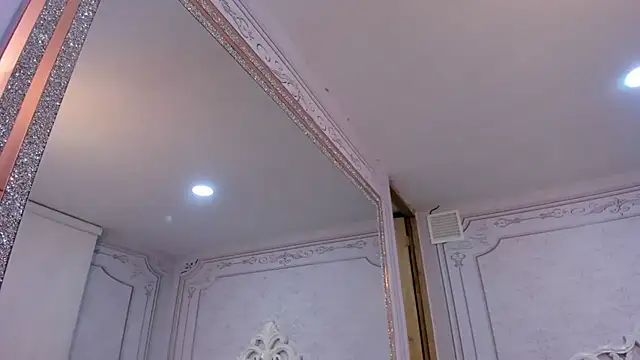 Daphne Fox  online show from 5, 3, 2025