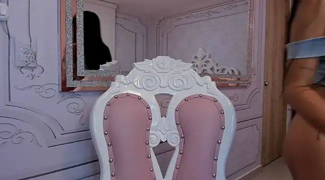 Daphne Fox  online show from 8, 3, 2025