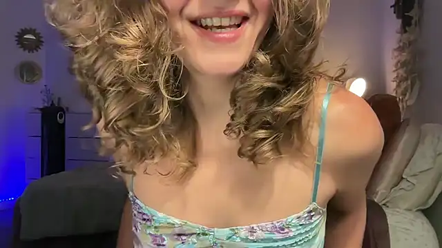 Snapshot of leahsparkles chatting on 15, 9, 2025 leahsparkles online show from 15, 9, 2025