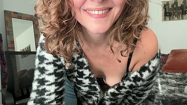 Snapshot of leahsparkles chatting on 17, 10, 2025 leahsparkles online show from 17, 10, 2025