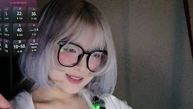 Yu UwU  online show from 30, 10, 2025