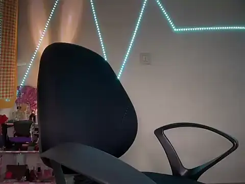 Snapshot of roseofvenom chatting on 8, 3, 2025 roseofvenom online show from 8, 3, 2025