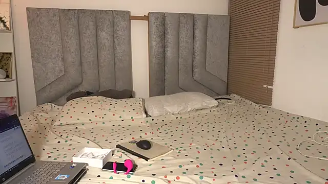 womantall99 online show from 9, 3, 2026