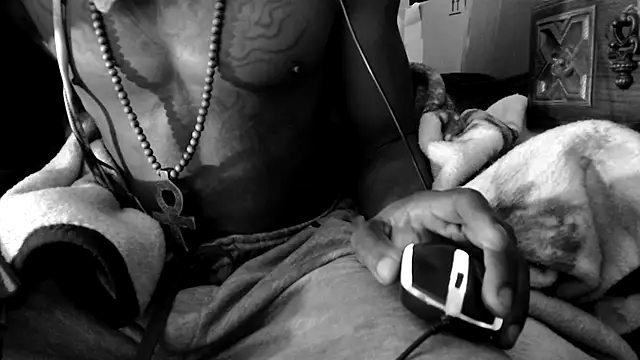 Snapshot of dominatingblacklove chatting on 30, 9, 2025 dominatingblacklove online show from 30, 9, 2025