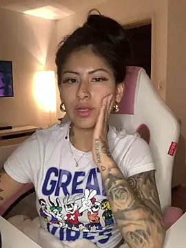 Snapshot of QueenFernanda chatting on 2, 3, 2025 QueenFernanda online show from 2, 3, 2025