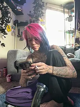 Snapshot of trashbrat chatting on 24, 6, 2026 trashbrat online show from 24, 6, 2026