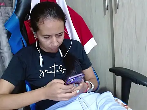 Snapshot of Danielagomez33 chatting on 16, 4, 2026 Danielagomez33 online show from 16, 4, 2026