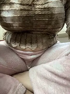 Snapshot of Red-Magic-25 chatting on 15, 2, 2025 Red-Magic-25 online show from 15, 2, 2025