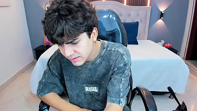 Tommy18   online show from 10, 4, 2026