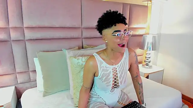 Snapshot of LuciaWallace chatting on 27, 9, 2025 LuciaWallace online show from 27, 9, 2025