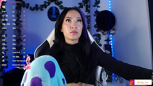 victoria ricci a online show from 17, 11, 2025