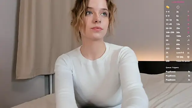 Snapshot of MonaClive chatting on 3, 2, 2025 MonaClive online show from 3, 2, 2025