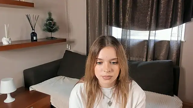 Snapshot of MonaClive chatting on 4, 2, 2025 MonaClive online show from 4, 2, 2025