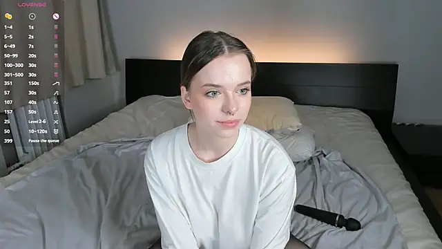 Snapshot of MonaClive chatting on 8, 2, 2025 MonaClive online show from 8, 2, 2025