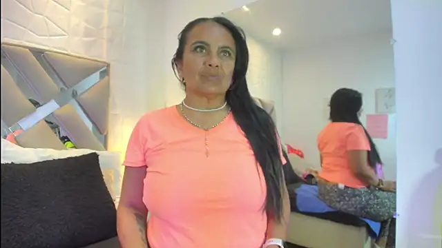 Snapshot of raquell_moore chatting on 16, 4, 2026 raquell moore online show from 16, 4, 2026