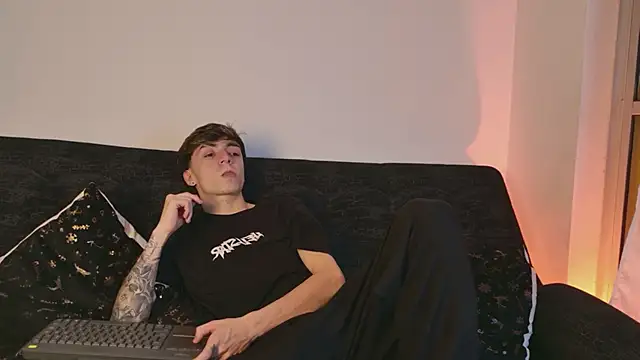 Snapshot of ethan_and_ava chatting on 5, 2, 2026 ethan and ava online show from 5, 2, 2026