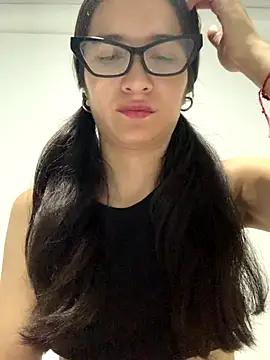 Bella still online show from 11, 11, 2025