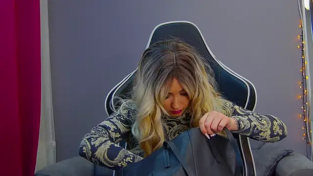 Snapshot of Eva_Lovvia_ chatting on 24, 2, 2025 Eva Lovvia  online show from 24, 2, 2025