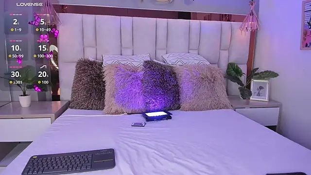 ArianaGolden online show from 8, 11, 2025