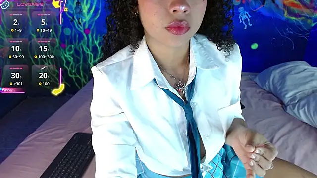 Snapshot of lucie_petite chatting on 16, 10, 2025 lucie petite online show from 16, 10, 2025