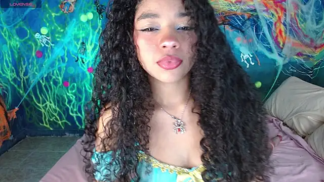 Snapshot of lucie_petite chatting on 21, 10, 2025 lucie petite online show from 21, 10, 2025