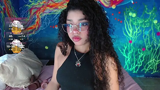 Snapshot of lucie_petite chatting on 6, 11, 2025 lucie petite online show from 6, 11, 2025