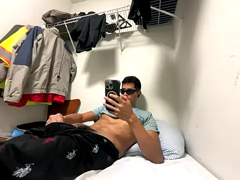 Snapshot of PerroDemonioHot chatting on 12, 10, 2025 PerroDemonioHot online show from 12, 10, 2025