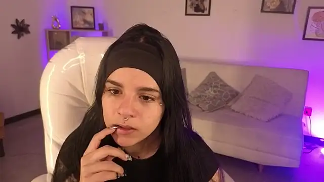 Nicole Foxx  online show from 20, 11, 2025