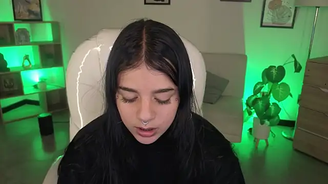 Nicole Foxx  online show from 24, 11, 2025