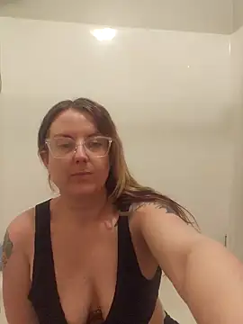 TattedMamaXOXO online show from 1, 2, 2025