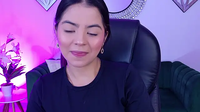 Snapshot of Layla_Breezee chatting on 18, 4, 2026 Layla Breezee online show from 18, 4, 2026