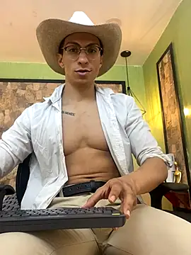 Snapshot of ApoloCruz chatting on 3, 10, 2025 ApoloCruz online show from 3, 10, 2025