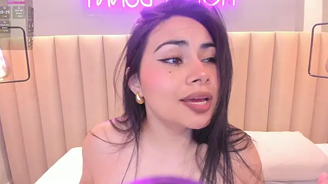 Naomymonroe  online show from 18, 9, 2025